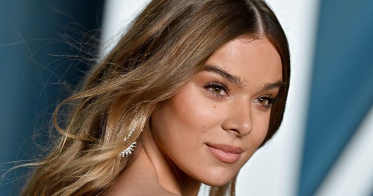 Las uñas de supermodelo de Hailee Steinfeld completan su look de mono de cuero