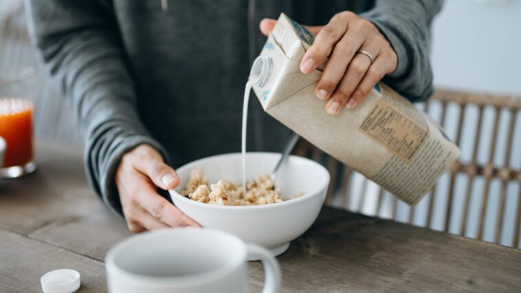 Leche de avena, batidos de proteínas y varias otras bebidas retiradas del mercado debido a problemas de bacterias