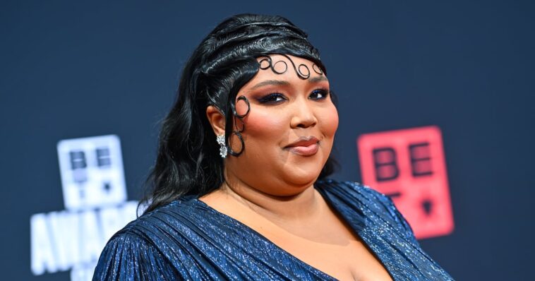 Lizzo baila en un vibrante Yitty Onesie en Instagram