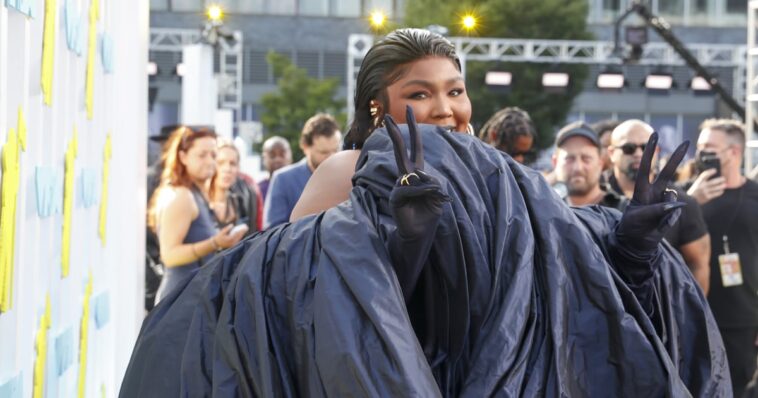 Lizzo deslumbra con un voluminoso vestido en los MTV VMA