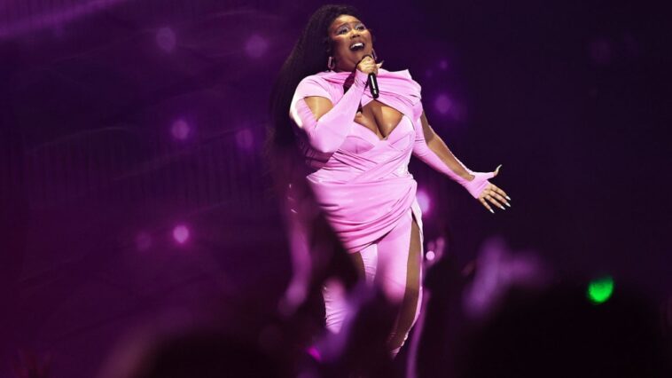 Lizzo prepara a la multitud interpretando un par de sencillos 'especiales' en los MTV Video Music Awards