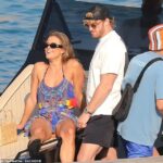 Barco del amor: Nina Agdal, de 30 años, y Logan Paul, de 27 disfrutaron de un día romántico a bordo de un barco de lujo mientras visitaban la isla griega de Mykonos.