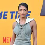 Lori Harvey se quita un vestido con capucha y una abertura alta