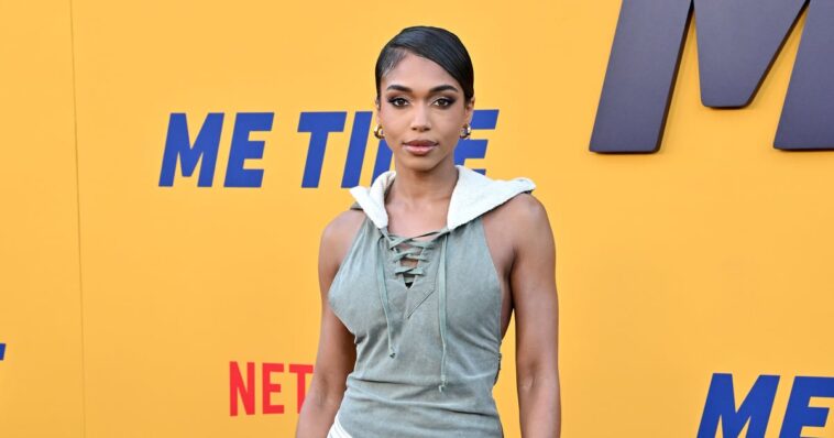 Lori Harvey se quita un vestido con capucha y una abertura alta