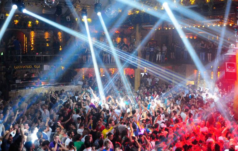 Los fanáticos de la música en el club Amnesia de Ibiza recaudan dinero bailando toda la noche