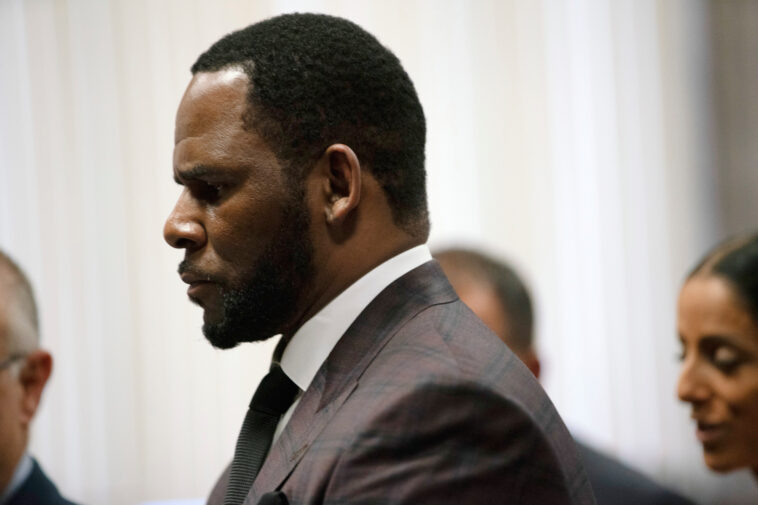 Los fiscales de R. Kelly descansan el caso mientras el acusador final testifica sobre actos sexuales de menores