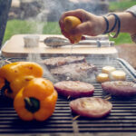 Los mejores elementos esenciales para asar a la parrilla para su próxima comida al aire libre de verano