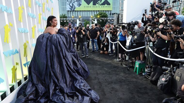 MTV VMAs: La estilista de Lizzo analiza su alta costura de la alfombra roja (exclusivo)