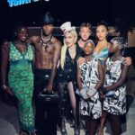 Madonna se aseguró de tener a sus seis hijos en su fiesta de cumpleaños número 64 en Italia esta semana;  en la foto aparecen Mercy, 16, David, 16, Rocco, 22, Lourdes, 25 y las gemelas Estere y Stelle, 16