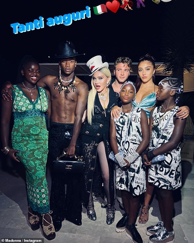 Madonna se aseguró de tener a sus seis hijos en su fiesta de cumpleaños número 64 en Italia esta semana;  en la foto aparecen Mercy, 16, David, 16, Rocco, 22, Lourdes, 25 y las gemelas Estere y Stelle, 16