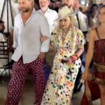 ¿Hombre nuevo?  El jueves, Madonna, de 64 años, hizo una exhibición vibrante con un maxi vestido con estampado de manchas mientras salía a cenar con el doble de Guy Ritchie en Syracuse, Sicilia.