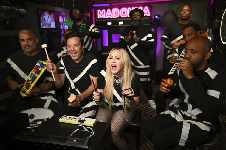 Madonna se une a Jimmy Fallon, The Roots para interpretar 'Music' con Classroom Instruments