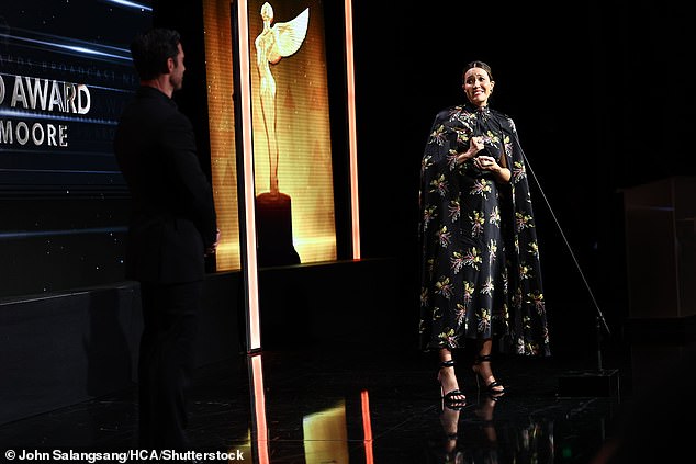 Honrada: Mandy Moore, de 38 años, recibió el Premio Virtuoso durante la 2.ª edición anual de los Premios de televisión HCA el sábado por la noche.