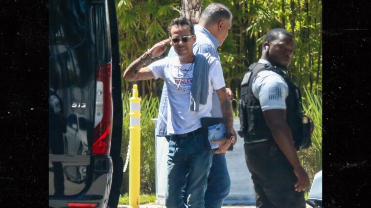 Marc Anthony saluda al personal de Miami Marina después de perderse la boda de J Lo