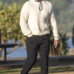 La estrella de Hollywood Matt Damon (en la foto) se veía elegante con un suéter y jeans mientras exploraba Byron Bay durante unas vacaciones discretas con su esposa Luciana Barroso.