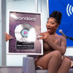 Mientras visitaba Sirius XM W, Megan Thee Stallion mostró sus curvas en un catsuit transparente