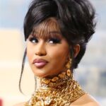 Mira a Cardi B hacerse su primer tatuaje en la cara