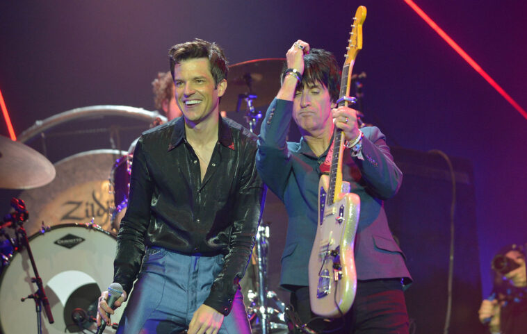 Mira a Johnny Marr unirse a The Killers en el escenario mientras comienzan la gira por EE. UU. juntos