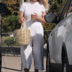 Radiante: Pamela Anderson mostró su sonrisa de megavatios en Malibú el lunes cuando salió con un look completamente blanco.