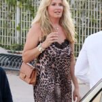 ¡Tan glamuroso!  Penny Lancaster abrió el camino durante una velada familiar el miércoles, mientras el clan Stewart se dirigía a cenar en Forte Dei Marmi, Toscana.