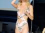 Fiesta de cumpleaños!  Poppy Delevingne mostró su físico de modelo en un traje de baño floral recortado mientras celebraba el 30 cumpleaños de su hermana Cara en Formentera el viernes.