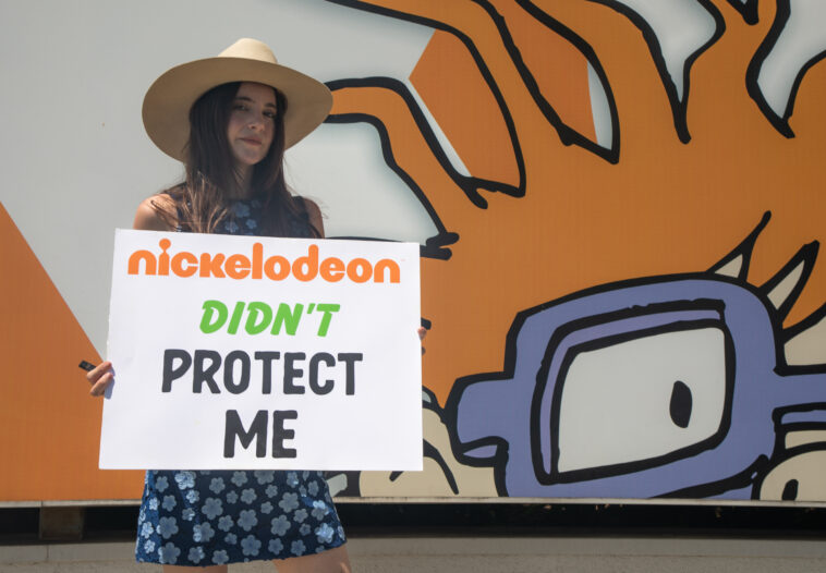 'Proteja a los sobrevivientes, no a los depredadores': por qué una ex estrella de Nickelodeon protesta contra las instituciones de la industria de la música y las redes