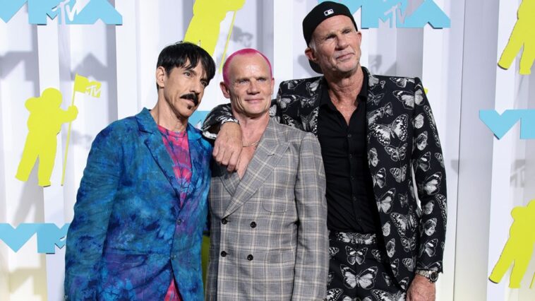 Red Hot Chili Peppers dedica el premio Ícono Global de los VMA al baterista de Foo Fighters, Taylor Hawkins