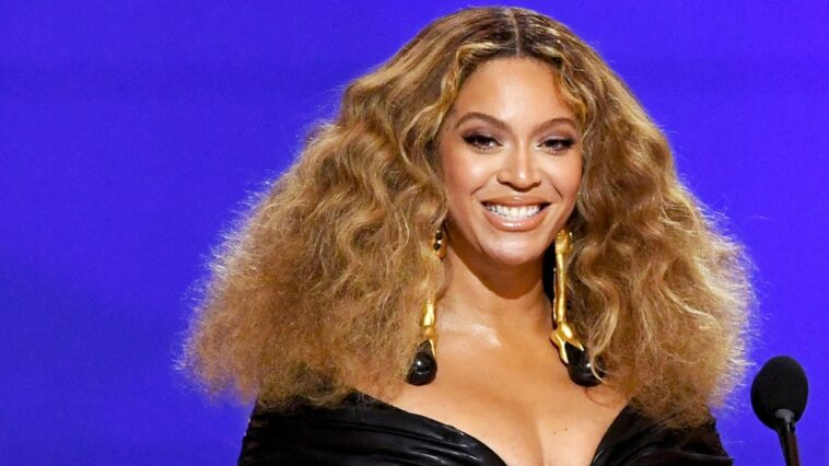 'Renacimiento' de Beyonce se inclina en el n.° 1 en Billboard 200 con el debut más grande del año de una mujer