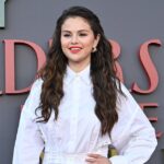 Selena Gomez usó un traje de baño de corte alto que ella misma diseñó en vacaciones