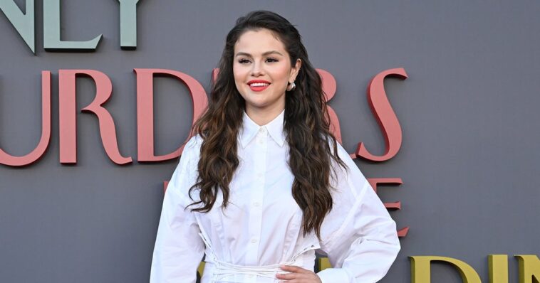 Selena Gomez usó un traje de baño de corte alto que ella misma diseñó en vacaciones