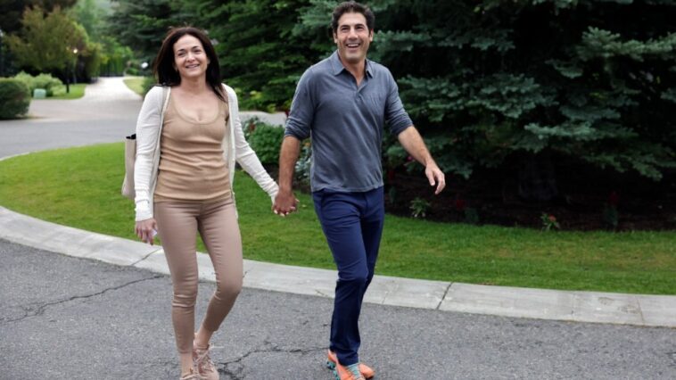 Sheryl Sandberg se casa con el exproductor de noticias de NBC, Tom Bernthal