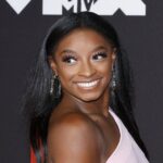 Simone Biles y Jonathan Owens coinciden en looks coordinados para un concierto