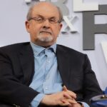 Sospechoso del apuñalamiento de Salman Rushdie se declara inocente de los cargos de intento de asesinato y agresión