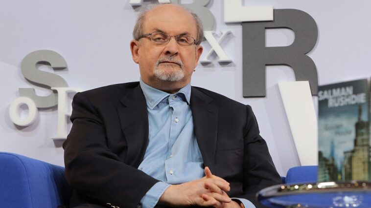 Sospechoso del apuñalamiento de Salman Rushdie se declara inocente de los cargos de intento de asesinato y agresión