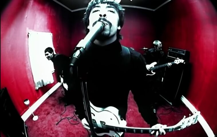 Subastan la guitarra de Dave Grohl del video 'Monkey Wrench' de Foo Fighters