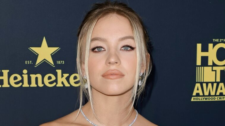 Sydney Sweeney dice que la foto del cumpleaños de mamá se ha convertido en una declaración política: "Por favor, deje de hacer suposiciones"