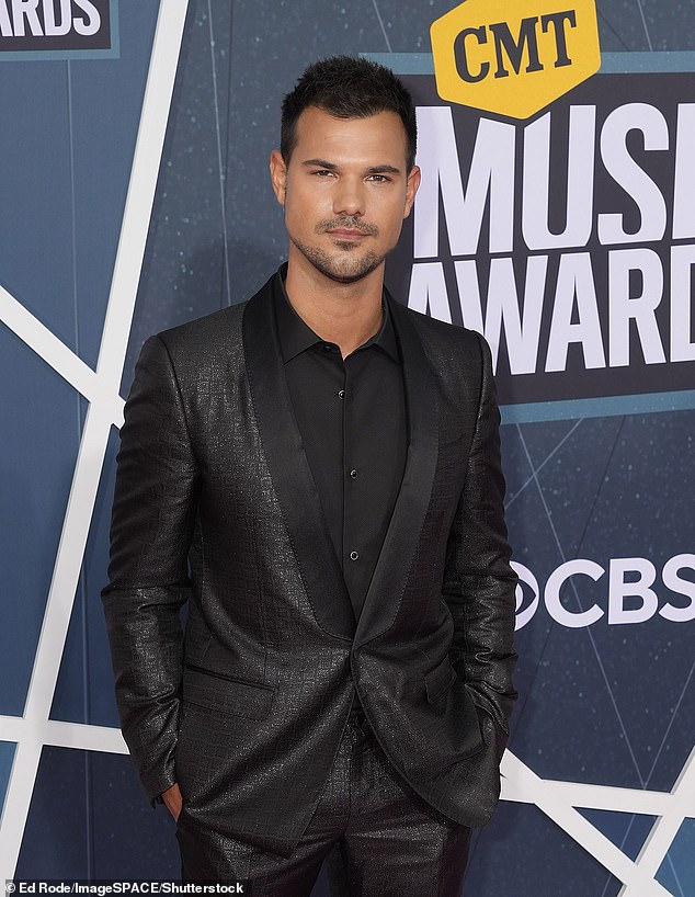 Confuso: Taylor Lautner de Crepúsculo ha revelado que su prometida, Taylor Dome, tomará el apellido del actor cuando se casen, por lo que su nombre también será Taylor Lautner.