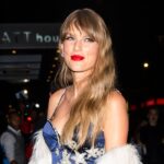 Taylor Swift brilla con un mini mameluco cubierto de estrellas en una fiesta posterior a los VMA