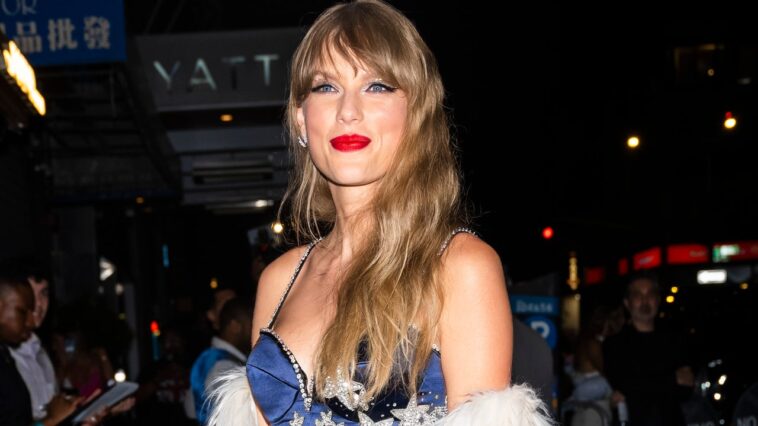 Taylor Swift inició la era de las medianoches con un Starry Micro Mini