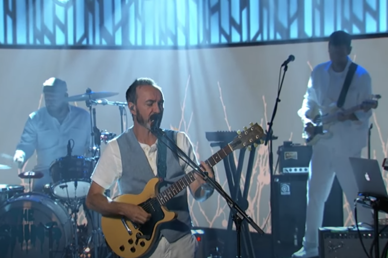 The Shins Revisit 2001 Hit 'Caring Is Creepy' en 'Kimmel'