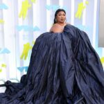 Una Lizzo vestida con un anillo labial aturde como la realeza emo en los VMA