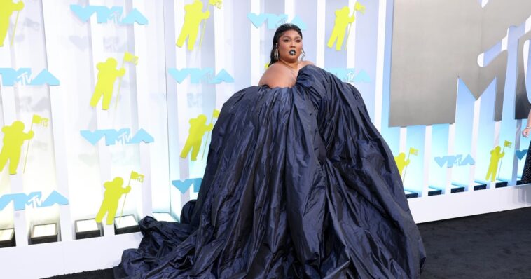 Una Lizzo vestida con un anillo labial aturde como la realeza emo en los VMA