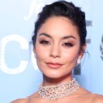 Vanessa Hudgens hace Barbiecore en un barco en tanga rosa