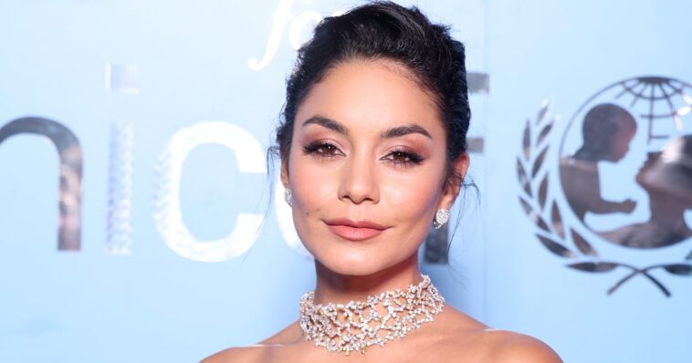 Vanessa Hudgens hace Barbiecore en un barco en tanga rosa