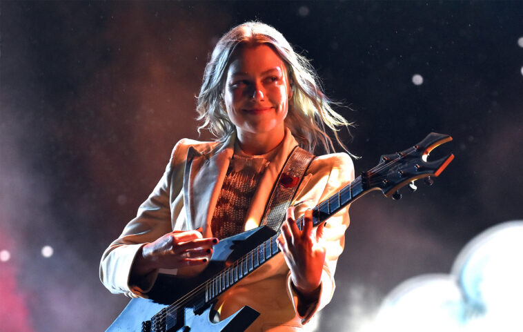 Vea imágenes del espectáculo acústico secreto de Phoebe Bridgers en California