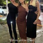 Reunidos: Victoria Beckham, de 48 años, disfrutó de una noche de alcohol con su mejor amiga Eva Longoria, de 47 años, en Miami el sábado, mientras la pareja posaba para una foto con su amiga Zanna Roberts Rassi.