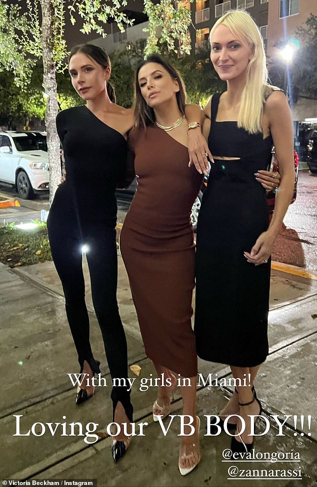 Reunidos: Victoria Beckham, de 48 años, disfrutó de una noche de alcohol con su mejor amiga Eva Longoria, de 47 años, en Miami el sábado, mientras la pareja posaba para una foto con su amiga Zanna Roberts Rassi.