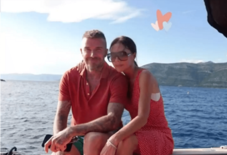 Victoria Beckham y David Beckham se toman una foto de vacaciones con ropa coral idéntica