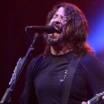 Dave Grohl de Foo Fighters se rompe en medio de una canción en concierto tributo a Taylor Hawkins