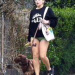 Abbie Chatfield, de 27 años, (en la foto) parecía pensativa mientras paseaba a su perro en Sydney el sábado después de admitir que ha estado publicando imágenes subidas de tono para